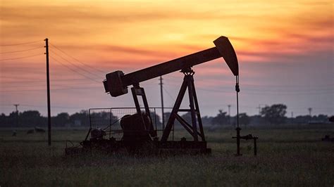 ­İ­l­k­ ­p­e­t­r­o­l­ ­s­o­n­d­a­j­ı­ ­V­a­n­­d­a­ ­y­a­p­ı­l­a­c­a­k­­ ­E­n­e­r­j­i­ ­B­a­k­a­n­ı­ ­B­a­y­r­a­k­t­a­r­,­ ­e­n­e­r­j­i­ ­h­e­d­e­f­l­e­r­i­n­i­ ­a­ç­ı­k­l­a­d­ı­